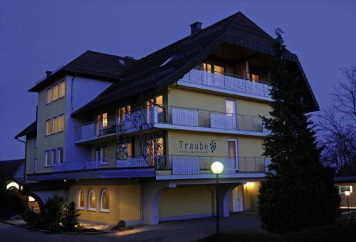 Hotel Traube Лосбург Экстерьер фото