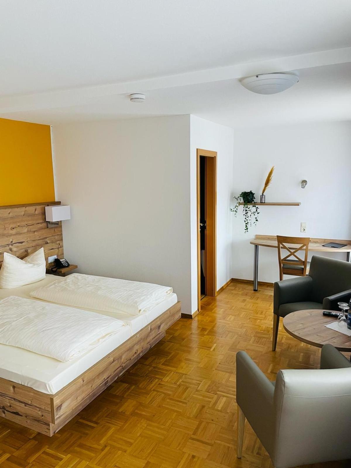 Hotel Traube Лосбург Экстерьер фото