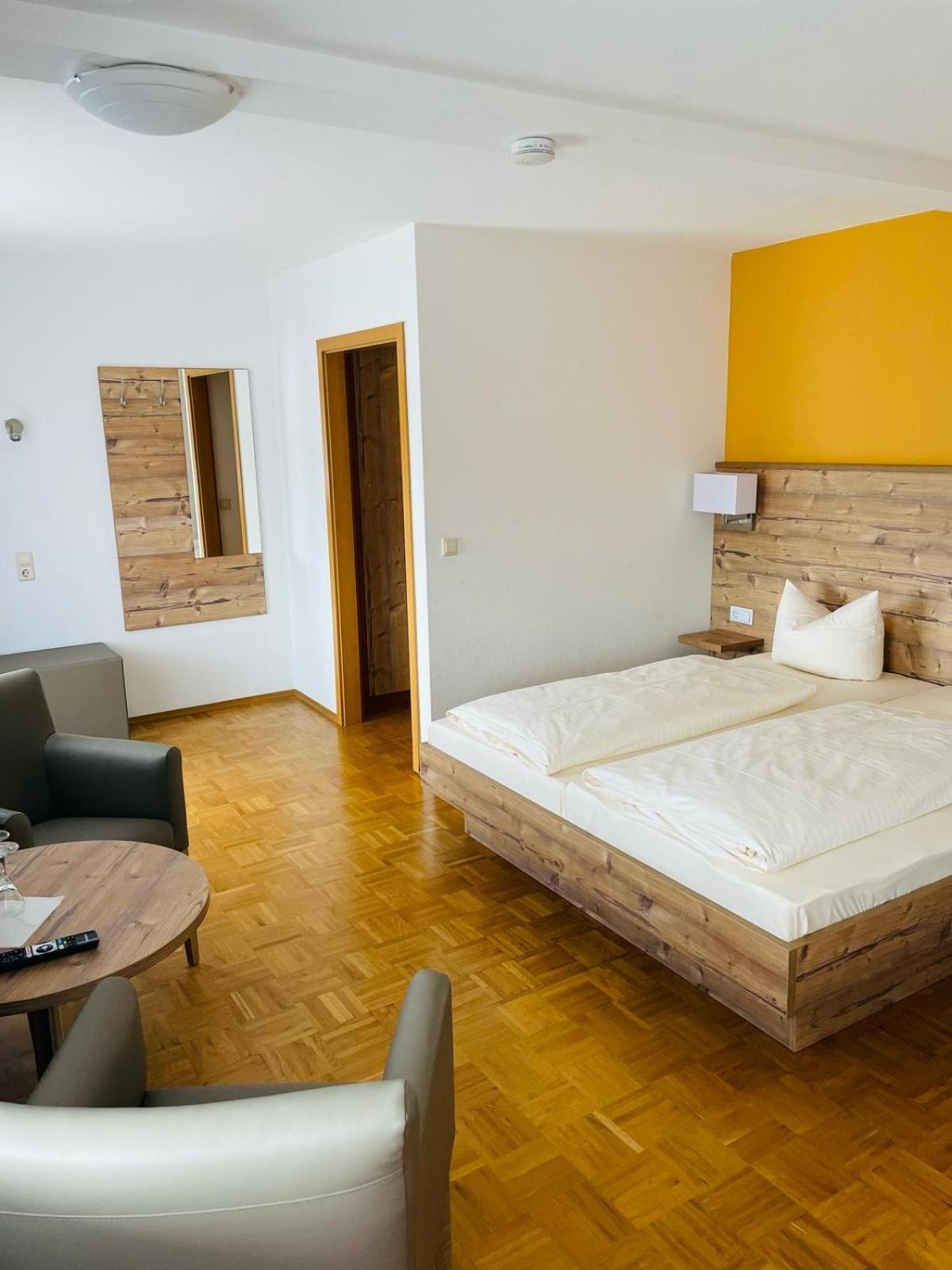 Hotel Traube Лосбург Экстерьер фото