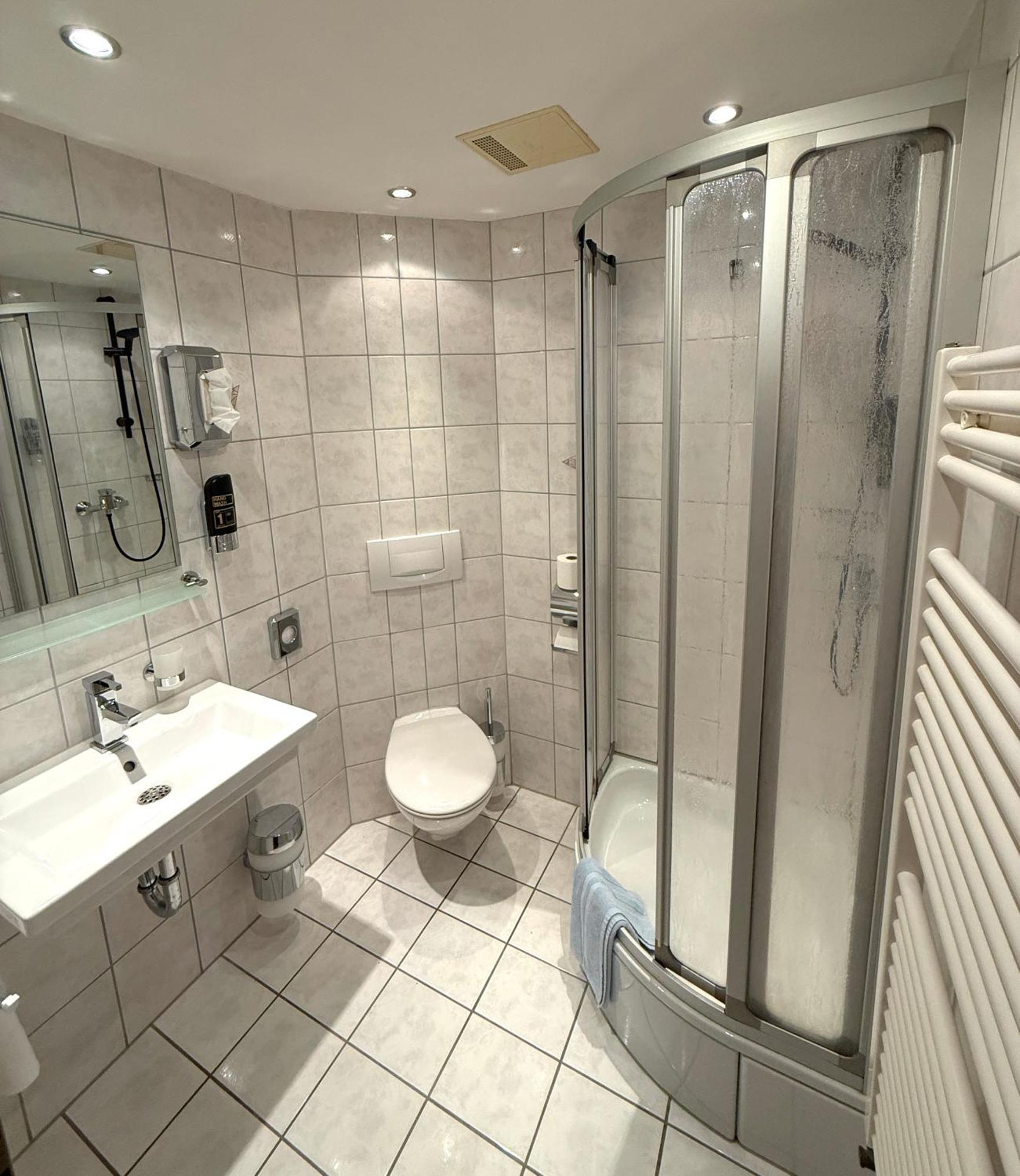 Hotel Traube Лосбург Экстерьер фото